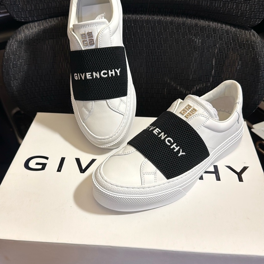 Givenchy Black and White Designer Sneakers with Bold Logo - Picture 7 of 10